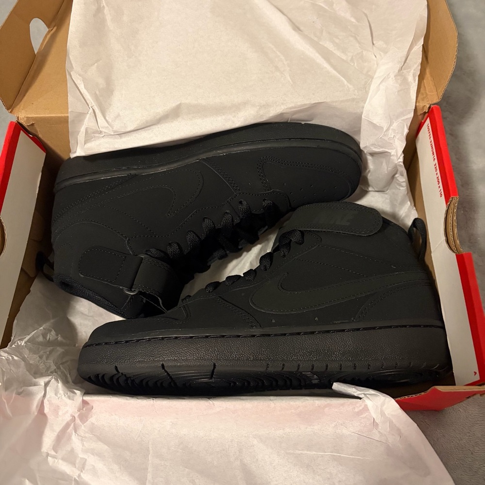 Nike Kids Court Borough Mid 2 size 6Y